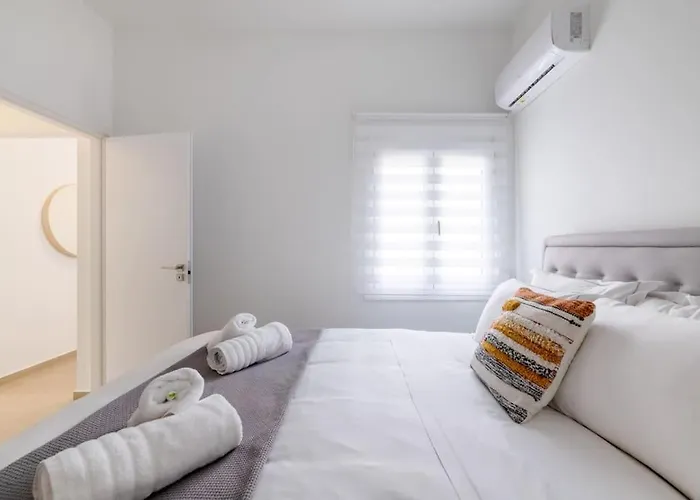 The Hostmaster City Pulse